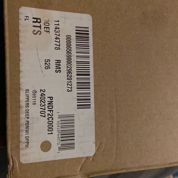 UGGS  SLIDES/CLOGS - Picture 3 of 4